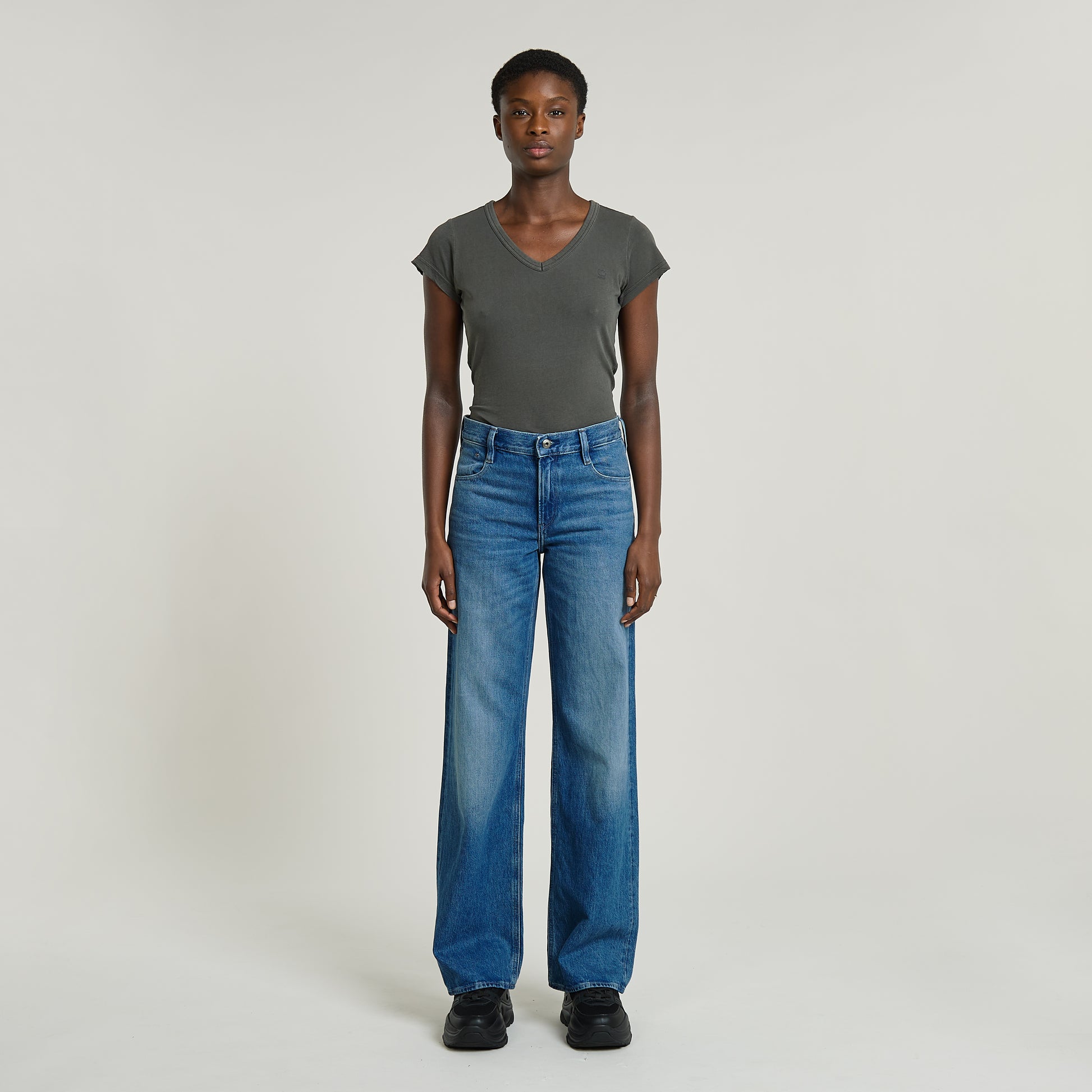Frontalansicht der G-Star Judee Loose Jeans in Faded Harbor, getragen von einem Model mit lockerer Passform und zeitlosem Stil.