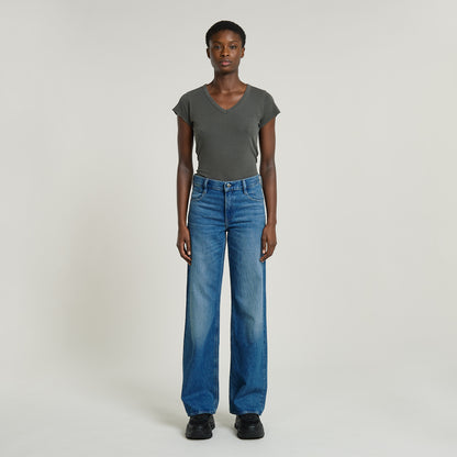 Frontalansicht der G-Star Judee Loose Jeans in Faded Harbor, getragen von einem Model mit lockerer Passform und zeitlosem Stil.