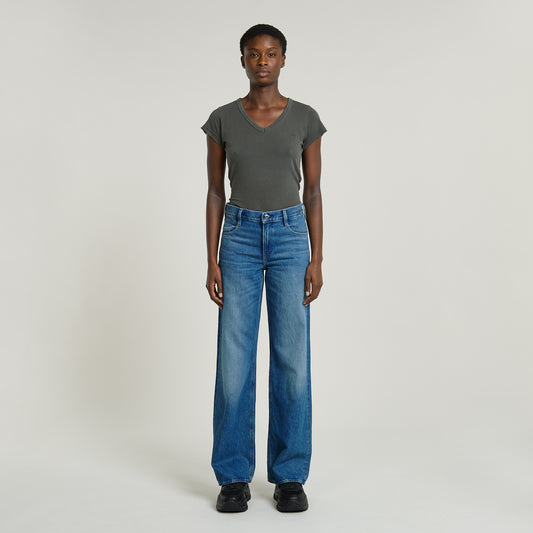 Frontalansicht der G-Star Judee Loose Jeans in Faded Harbor, getragen von einem Model mit lockerer Passform und zeitlosem Stil.