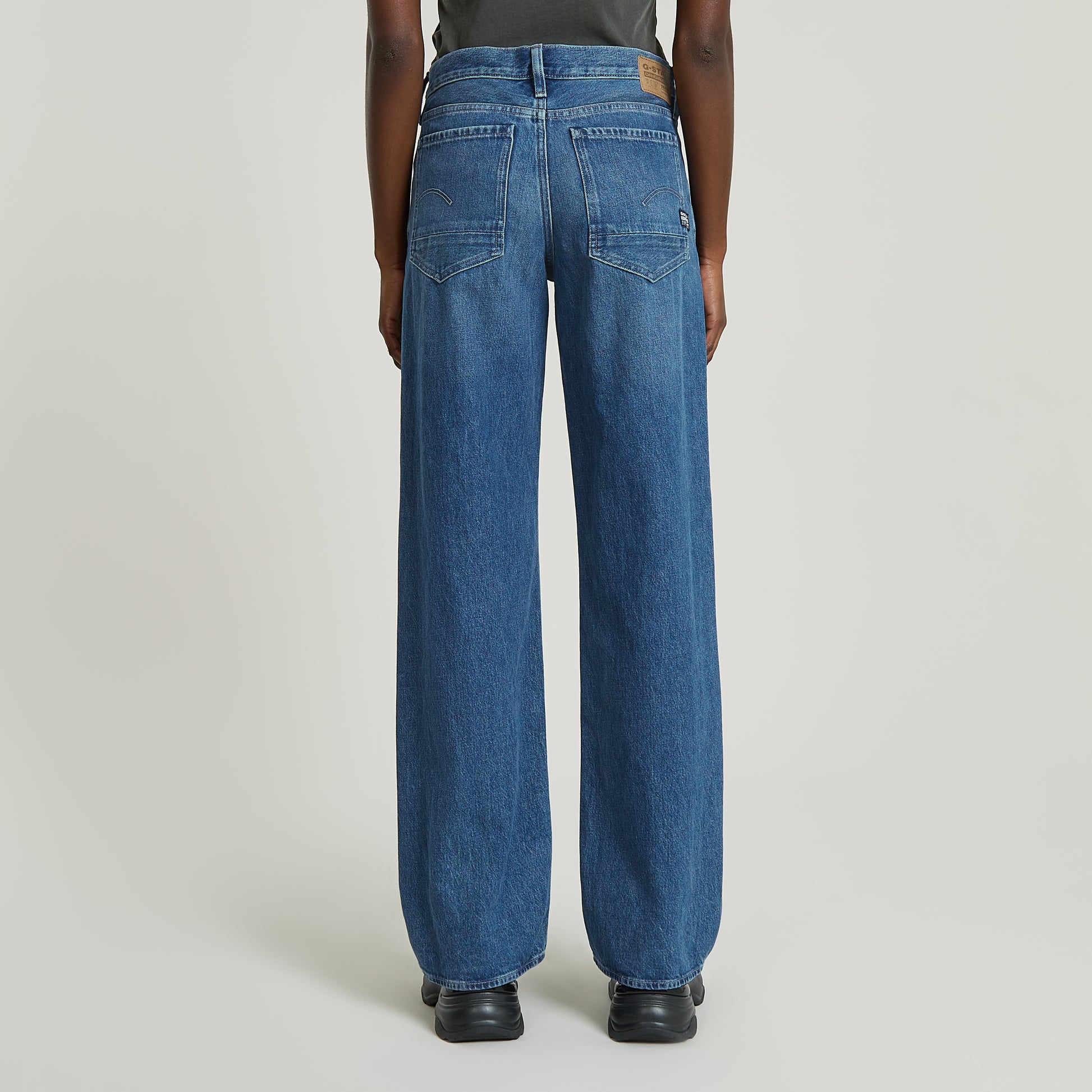Rückansicht der G-Star Judee Loose Jeans in Faded Harbor, getragen von einem Model, zeigt die lockere Passform und die charakteristische G-Star Denim-Verarbeitung. 