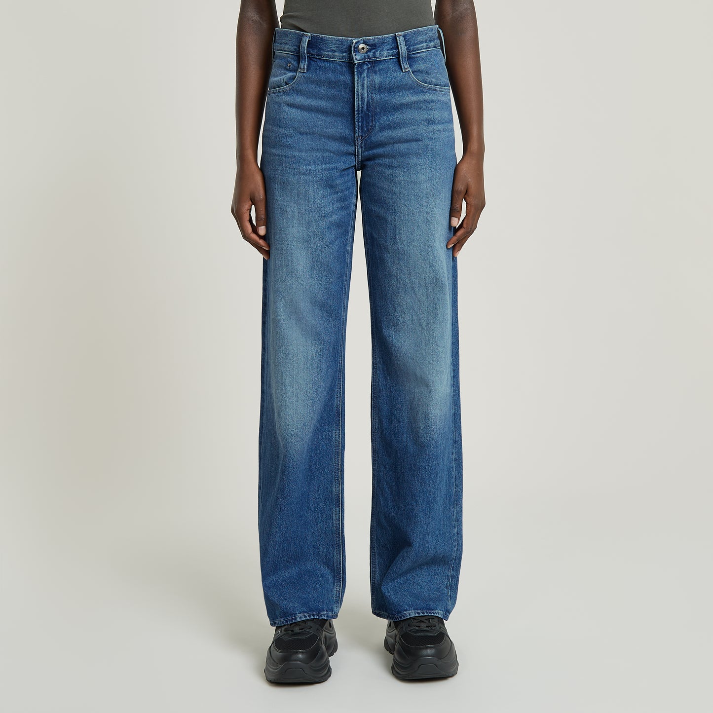 Gesamtdarstellung der G-Star Judee Loose Jeans in Faded Harbor, getragen von einem Model, ideal für einen modernen und entspannten Look. 