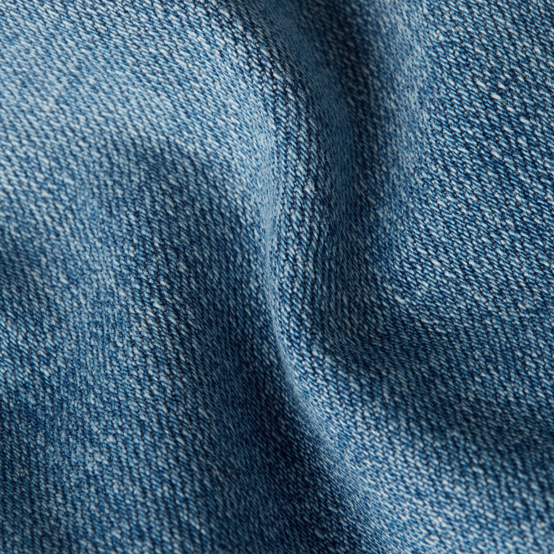 Hochwertiges Denim-Material der G-Star Midge Straight Faded Alloy Blue Jeans in einer Nahaufnahme mit sichtbarer Struktur und Waschung.