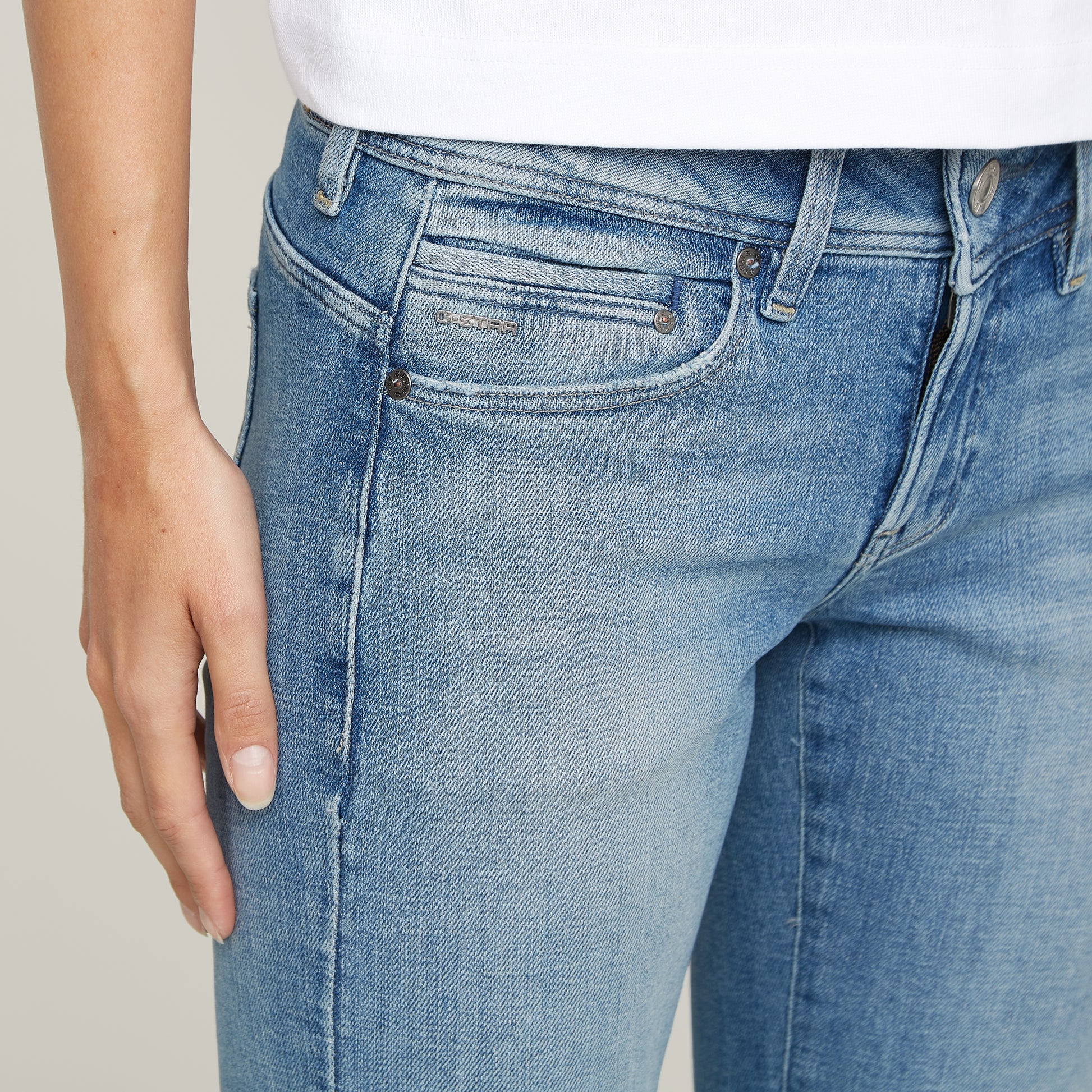 Nahaufnahme der G-Star Midge Straight Faded Alloy Blue Jeans mit Fokus auf die vordere Tasche und das hochwertige Denim-Material.