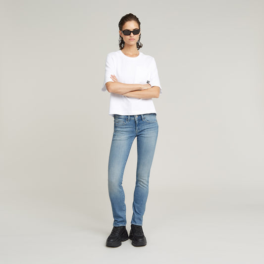 Model trägt die G-Star Midge Straight Faded Alloy Blue Jeans in einem lässigen Outfit mit weißen Sneakern und einem schlichten weißen T-Shirt.