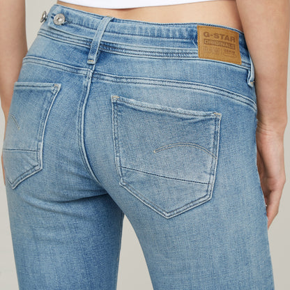 Rückansicht der G-Star Midge Straight Faded Alloy Blue Jeans mit markantem Leder-Label auf der Bundrückseite und detaillierter Nahtführung.