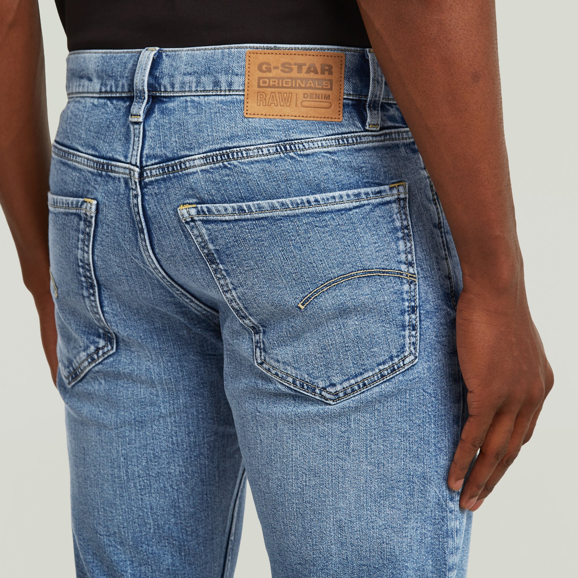 G-Star Mosa - Straight - Faded Sea Point Blue Jeans Detailansicht der Rückseite mit Gesäßtaschen und Logo-Patch in heller Waschung