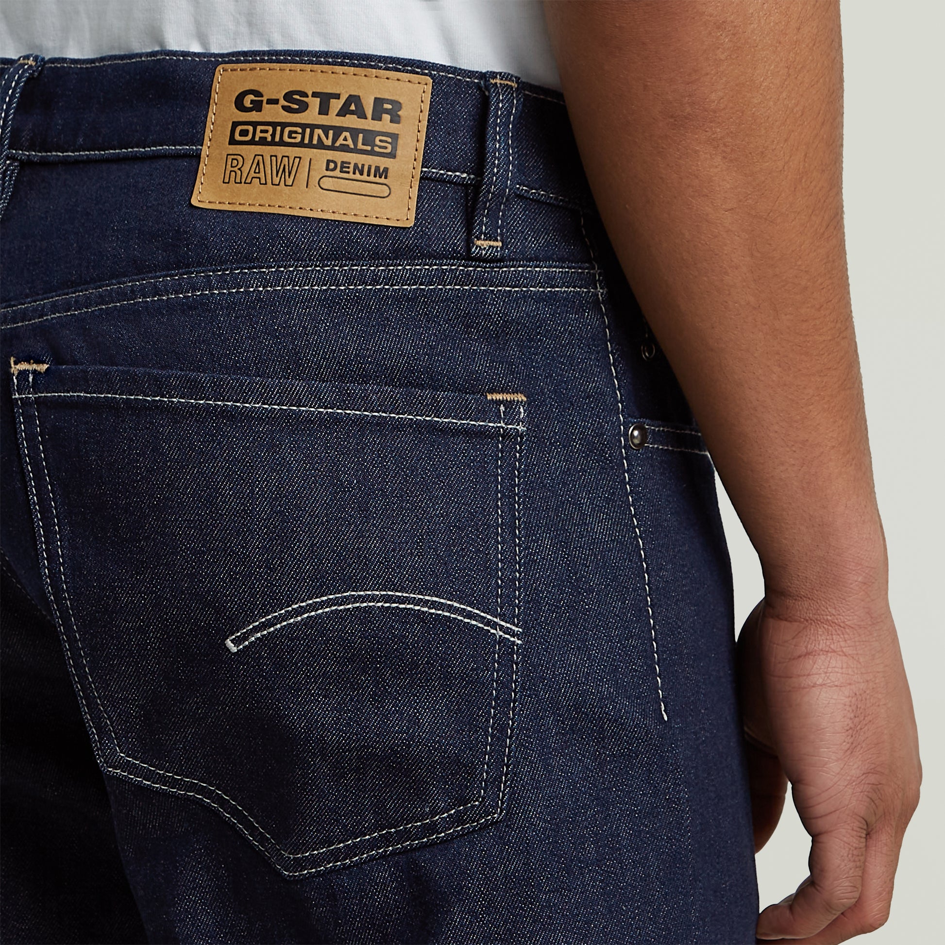 G-Star Mosa - Straight - Neo Raw Denim Jeans Detailansicht der Rückseite mit Gesäßtasche, Kontrastnähten und Logo-Patch