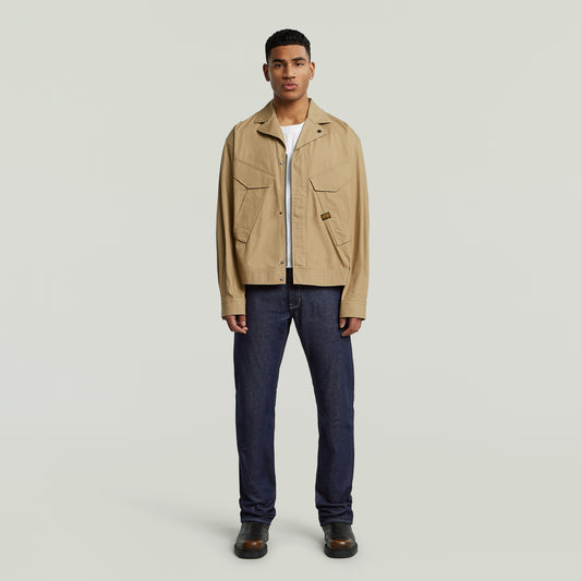 G-Star Mosa - Straight - Neo Raw Denim Jeans am Model getragen, kombiniert mit Jacke, gerade Passform in dunklem Denim-Look