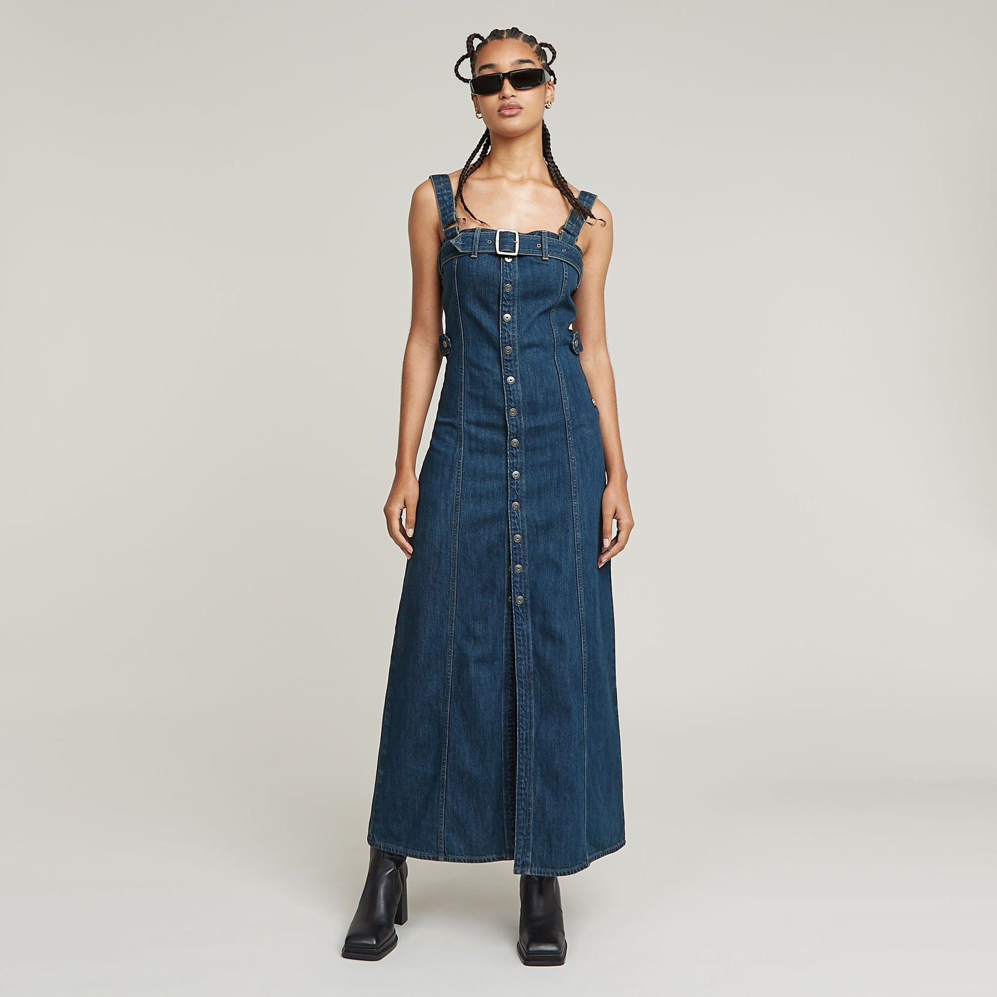 Frontansicht des G-Star Snaps Dress mit breiten, abnehmbaren Trägern, Knopfleiste und figurbetontem Schnitt.
