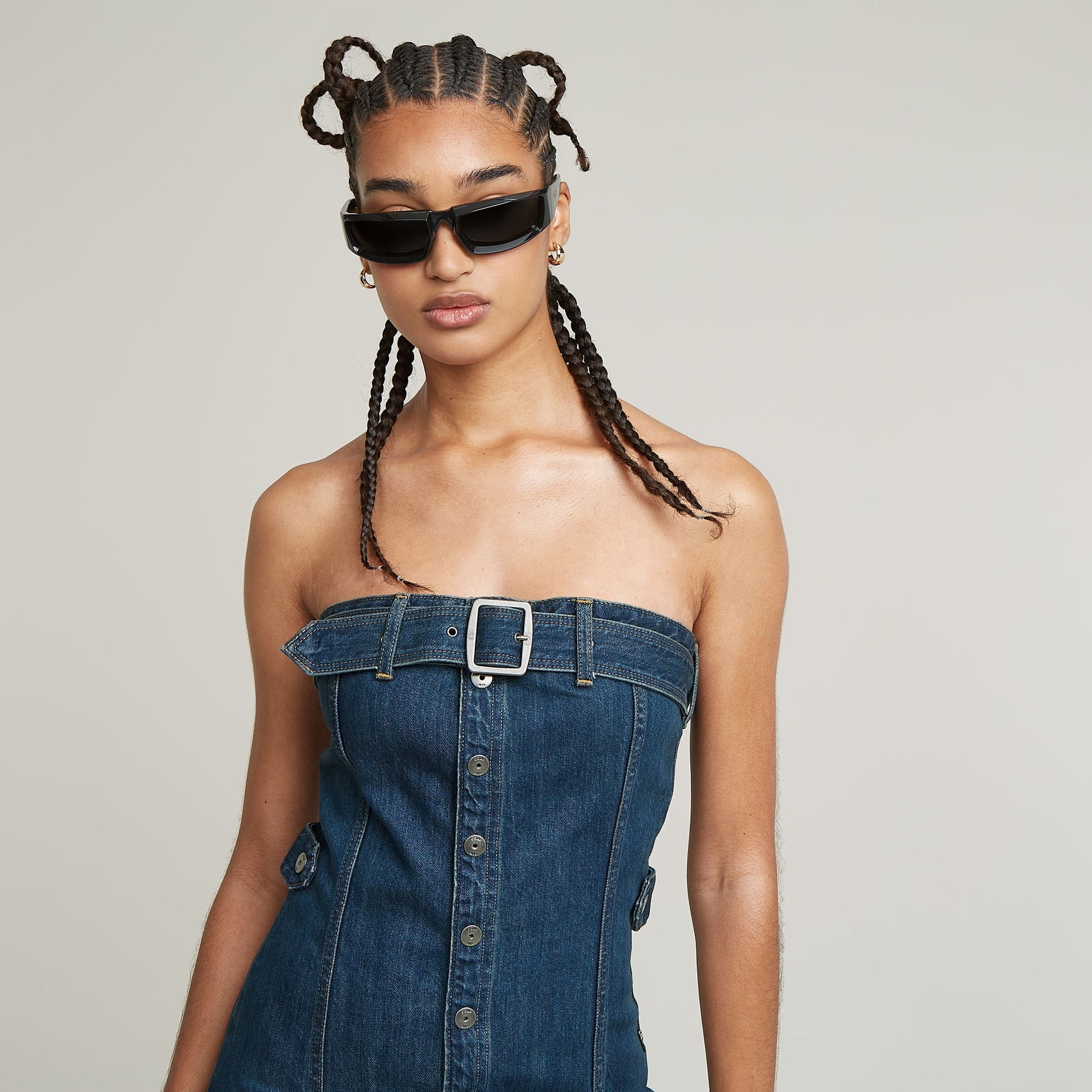 Nahaufnahme des G-Star Snaps Dress mit abnehmbaren Trägern und verstellbarer Schnalle für einen modernen Look.