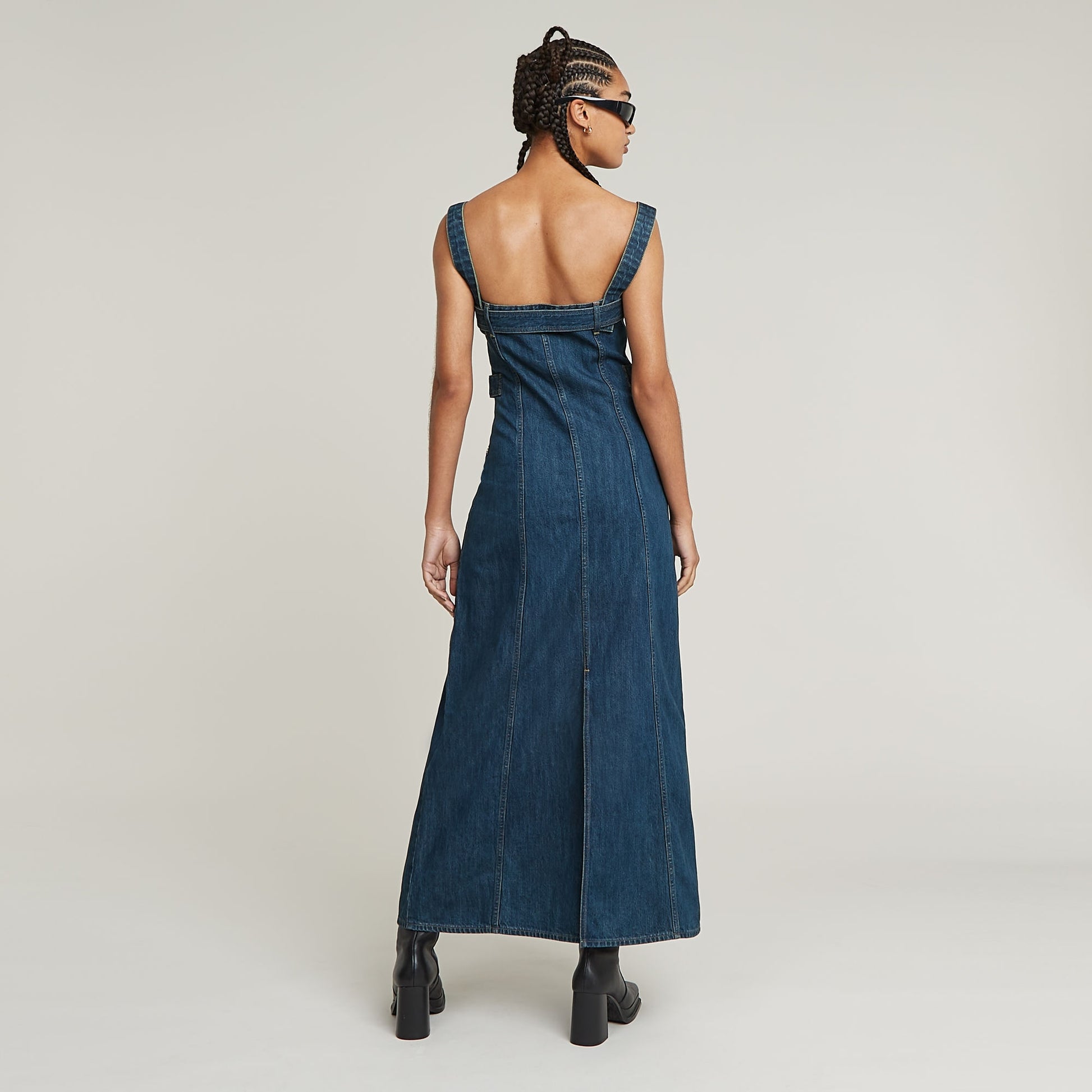 Rückansicht des G-Star Snaps Dress mit tiefem Rückenausschnitt und langen, eleganten Linien.