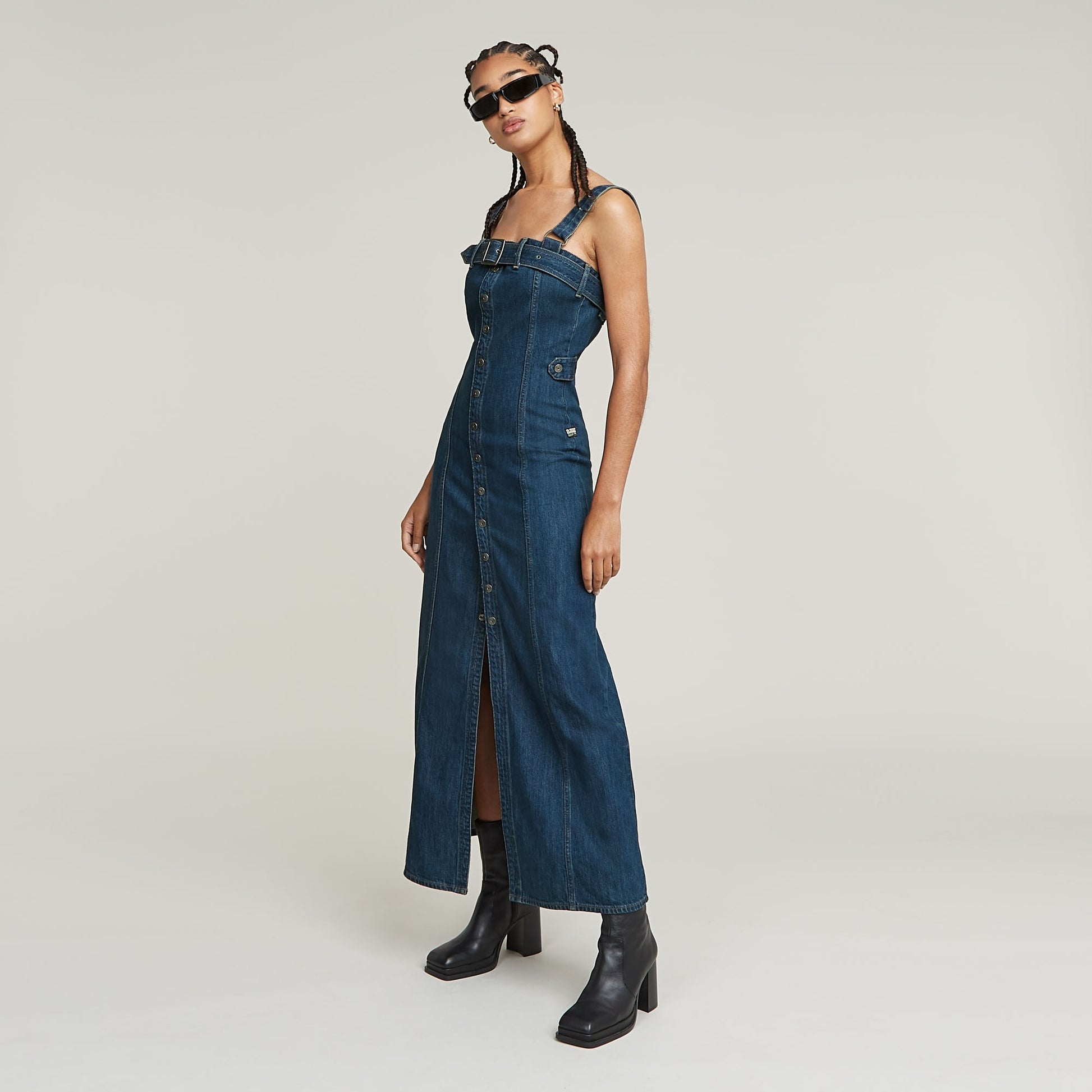 Seitenansicht des G-Star Snaps Dress mit Knopfleiste, abnehmbaren Trägern und figurbetontem Design.