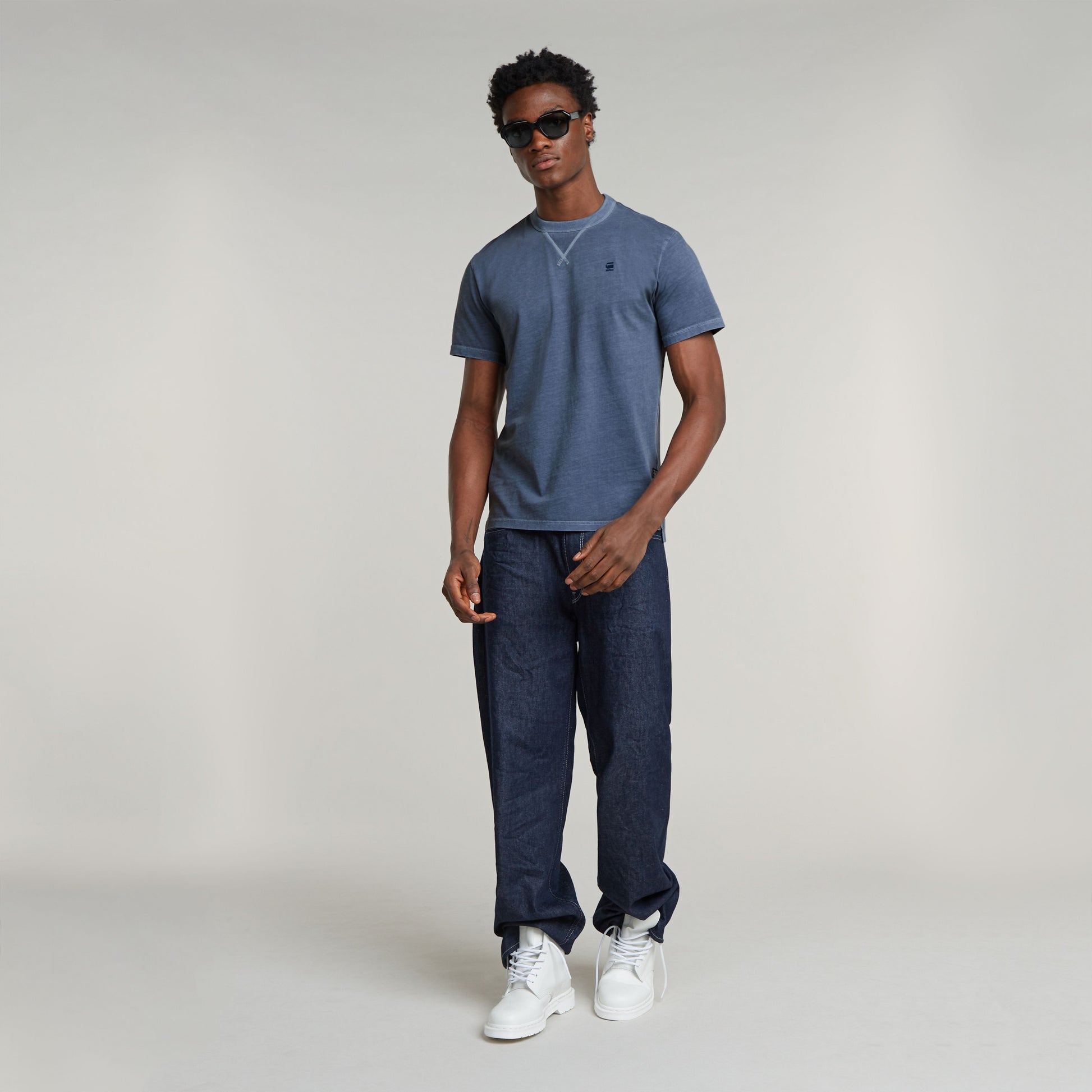 G-Star T-Shirt Nifous in Sea Blue Modell kombiniert mit lockerer Jeans und weißen Sneakers