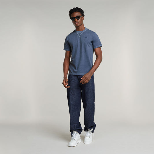 G-Star T-Shirt Nifous in Sea Blue Modell kombiniert mit lockerer Jeans und weißen Sneakers