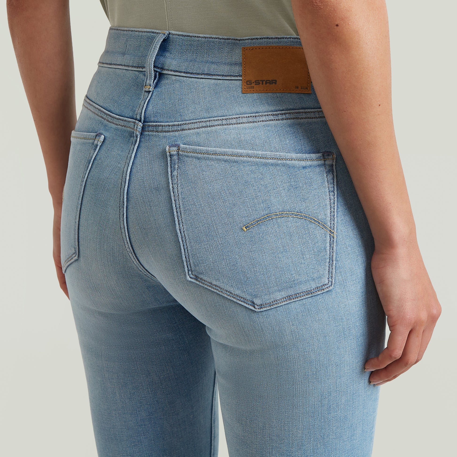G-star Raw 3301 - Mid Waist Flare - Sun Faded Summer, Detailaufnahme der Rückseite mit Gesäßtaschen, heller Denim Waschung und Logo-Patch