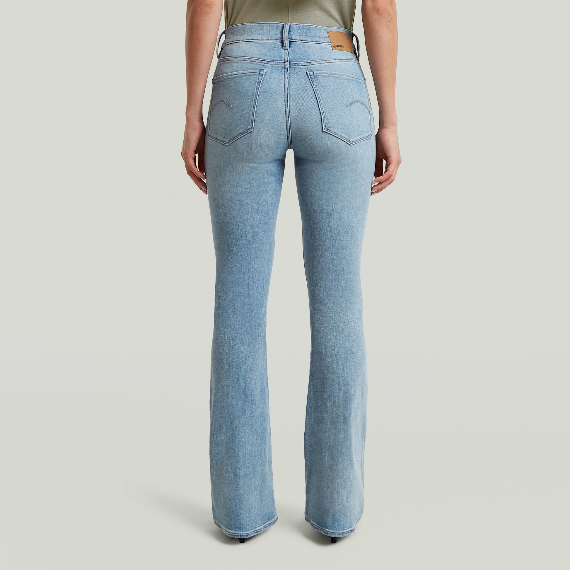G-star Raw 3301 - Mid Waist Flare - Sun Faded Summer, Damen Jeans in heller Waschung mit ausgestelltem Bein, Rückansicht in voller Länge
