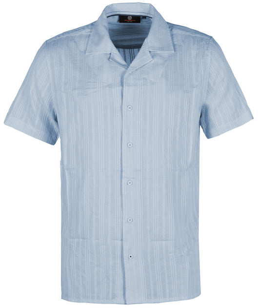 Vorderansicht des Indicode Dennic Hemds in Alaska Blue mit kurzem Arm, Reverskragen und dezentem Streifenmuster – perfektes Sommerhemd für Herren.
