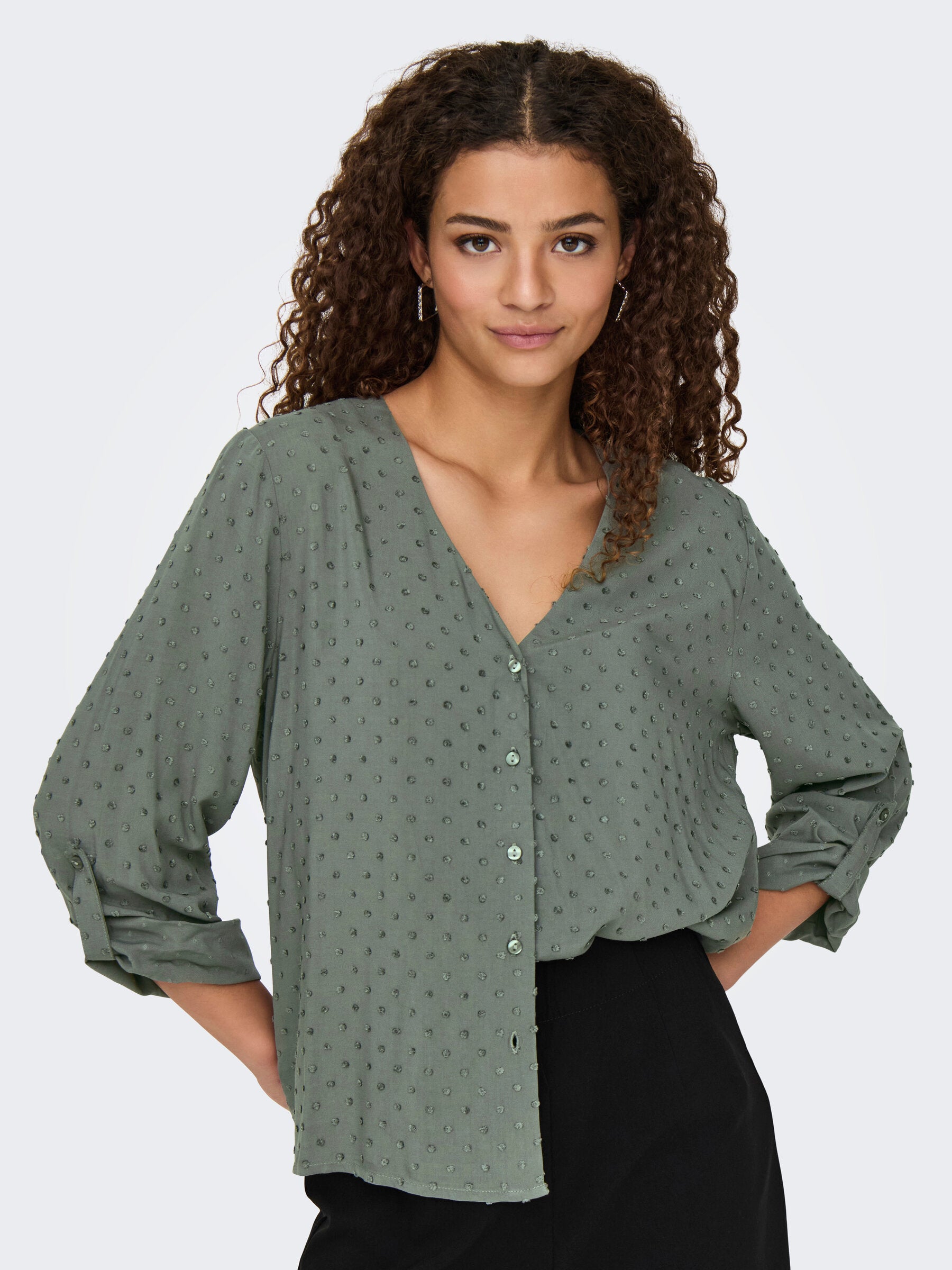 Frontansicht der JDY Diana Bluse in Castor Gray, mit V-Ausschnitt, Knopfleiste und verspielter Punktstruktur.