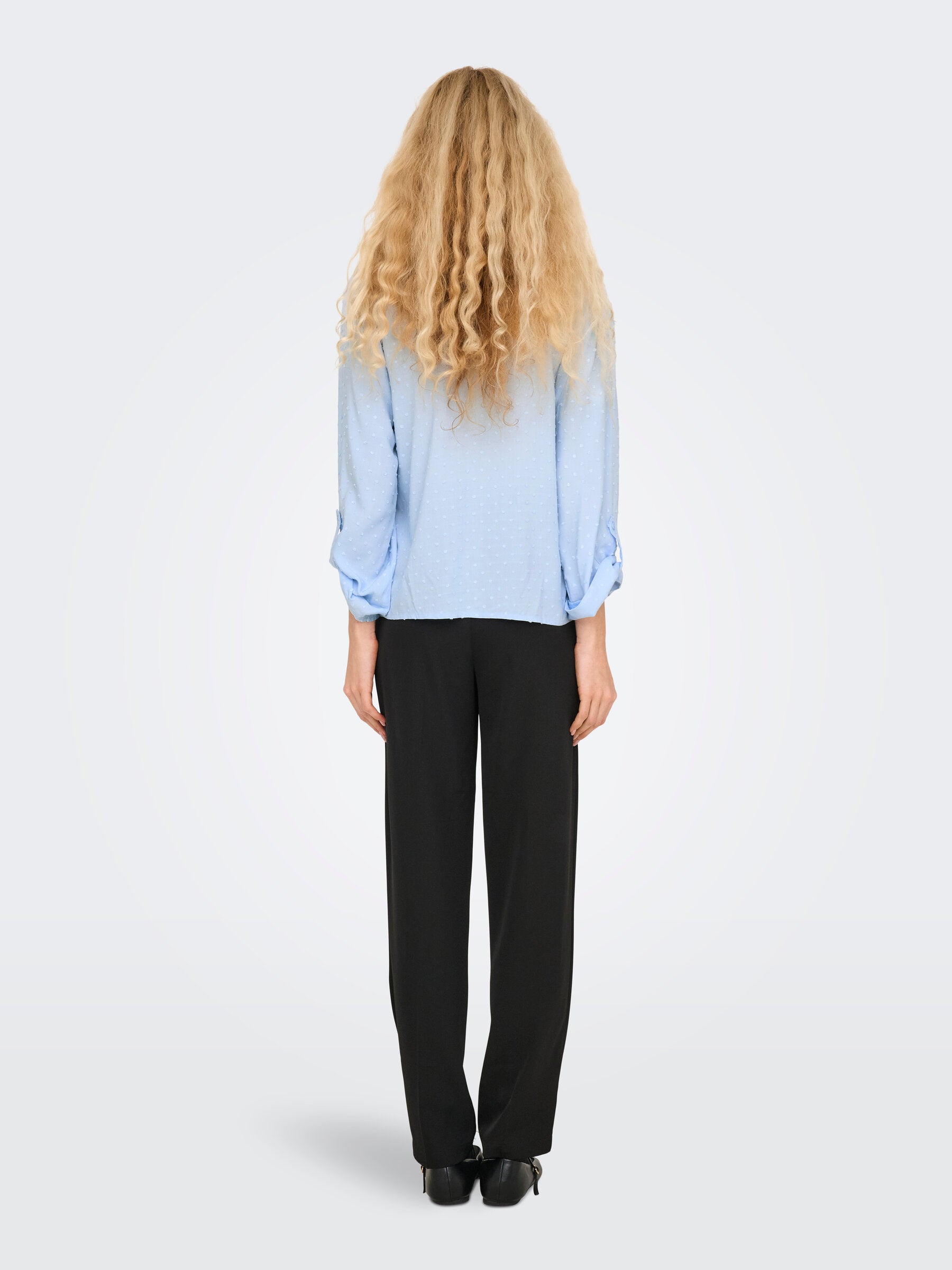 Rückansicht der JDY Diana Bluse in Kentucky Blue mit langen Ärmeln und strukturierter Oberfläche.