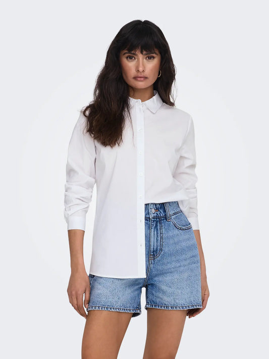 Moderne Frontansicht des JDY Mio Shirt - White, kombiniert mit Jeansshorts – klassisches weißes Damenhemd mit Knopfleiste und Kragen.