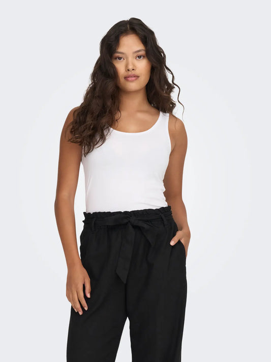 JDY Ava Tank Top White aus weicher Baumwolle in Vorderansicht, ärmelloses Damen-Top in Weiß