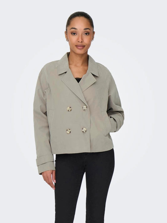 Eleganter JDY Panther Short Trenchcoat Weathered Teak in der Vorderansicht. Zweireihiger Verschluss, klassischer Look, perfekt für den Übergang.
