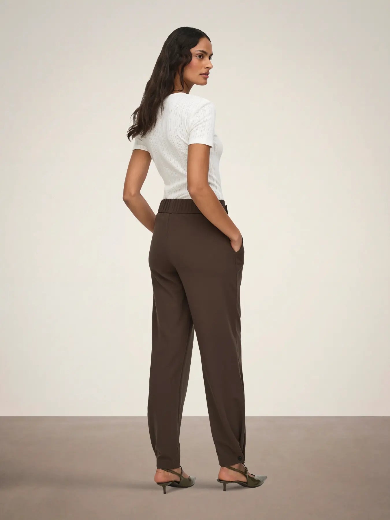 JDY Salsa Mia Life O-Neck Top - Cloud Dancer, weißes kurzärmeliges Top in Rückansicht kombiniert mit brauner Hose, figurbetonter Schnitt und feine Struktur
