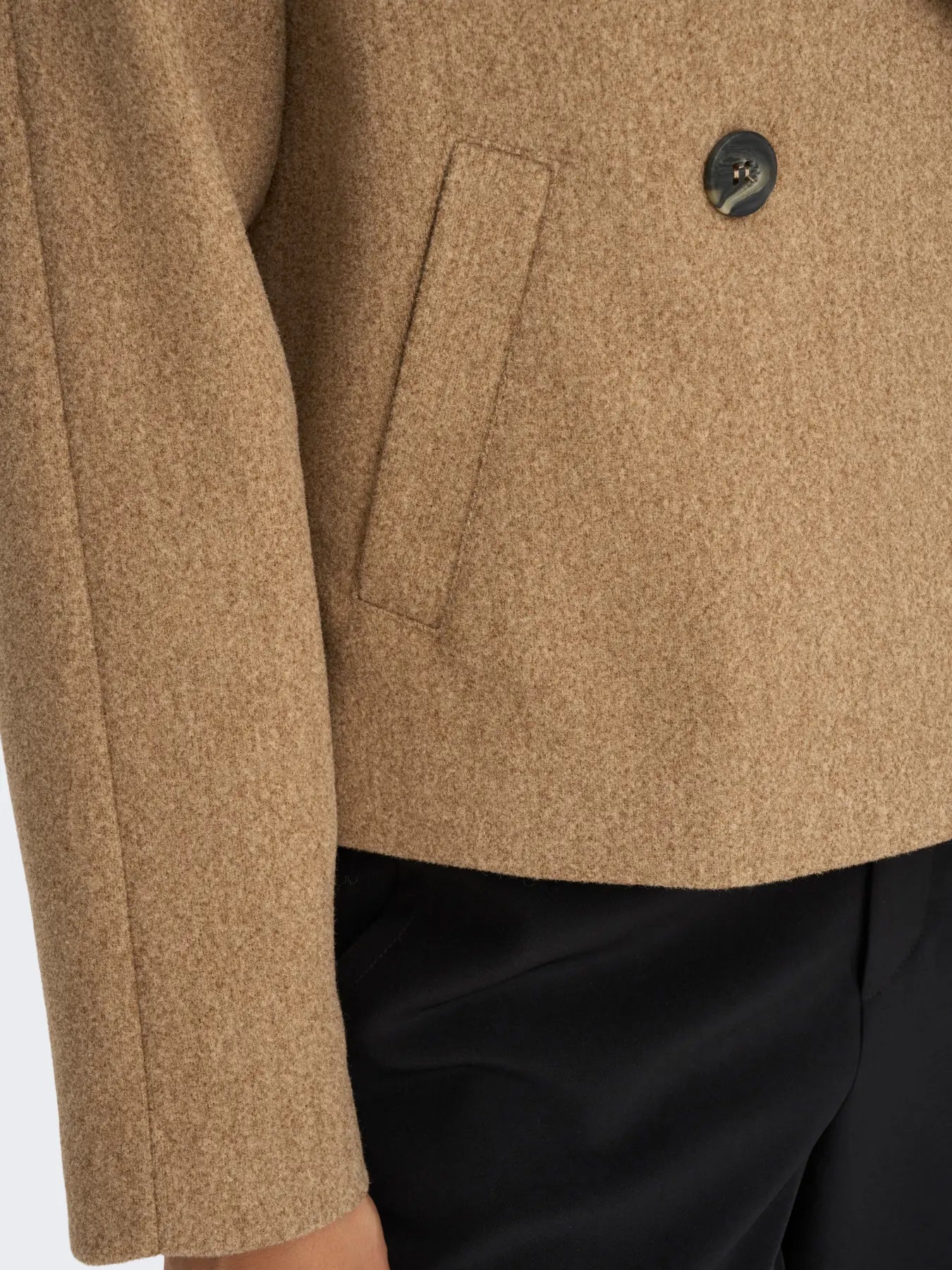 Nahaufnahme der JDY Viola Life Short Jacket in Camel Melange mit zweireihiger Knopfleiste und Seitentasche.