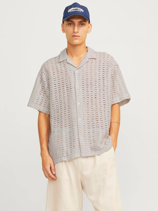Modell trägt das Jack&Jones Crochet Shirt Moonbeam mit offener Knopfleiste und Resort-Kragen, ideal für den angesagten Strand-Look.