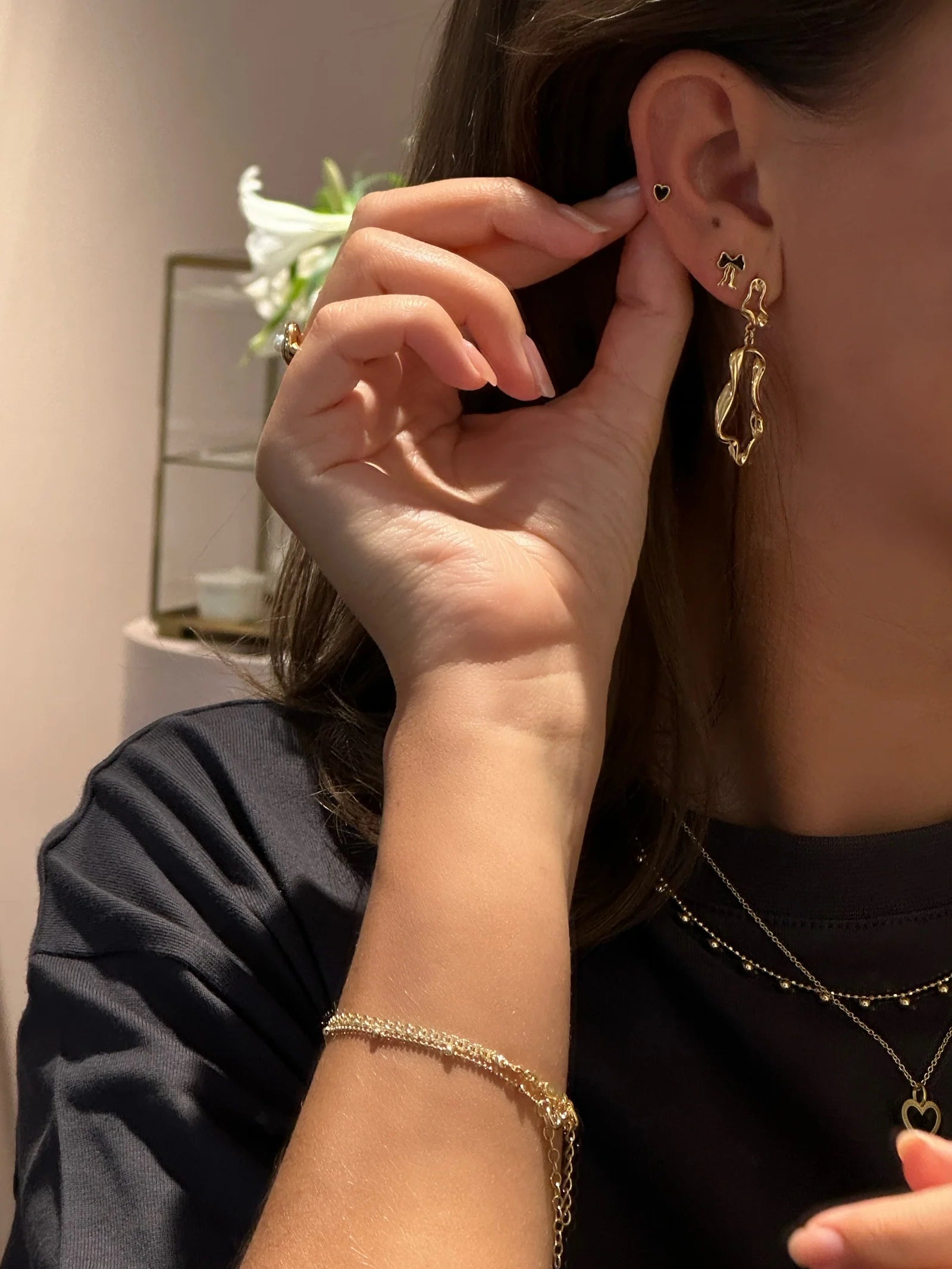Jeberg Jewellery Sea Goddess Ohrringe getragen, kombiniert mit weiteren minimalistischen Schmuckstücken für einen einzigartigen Look.