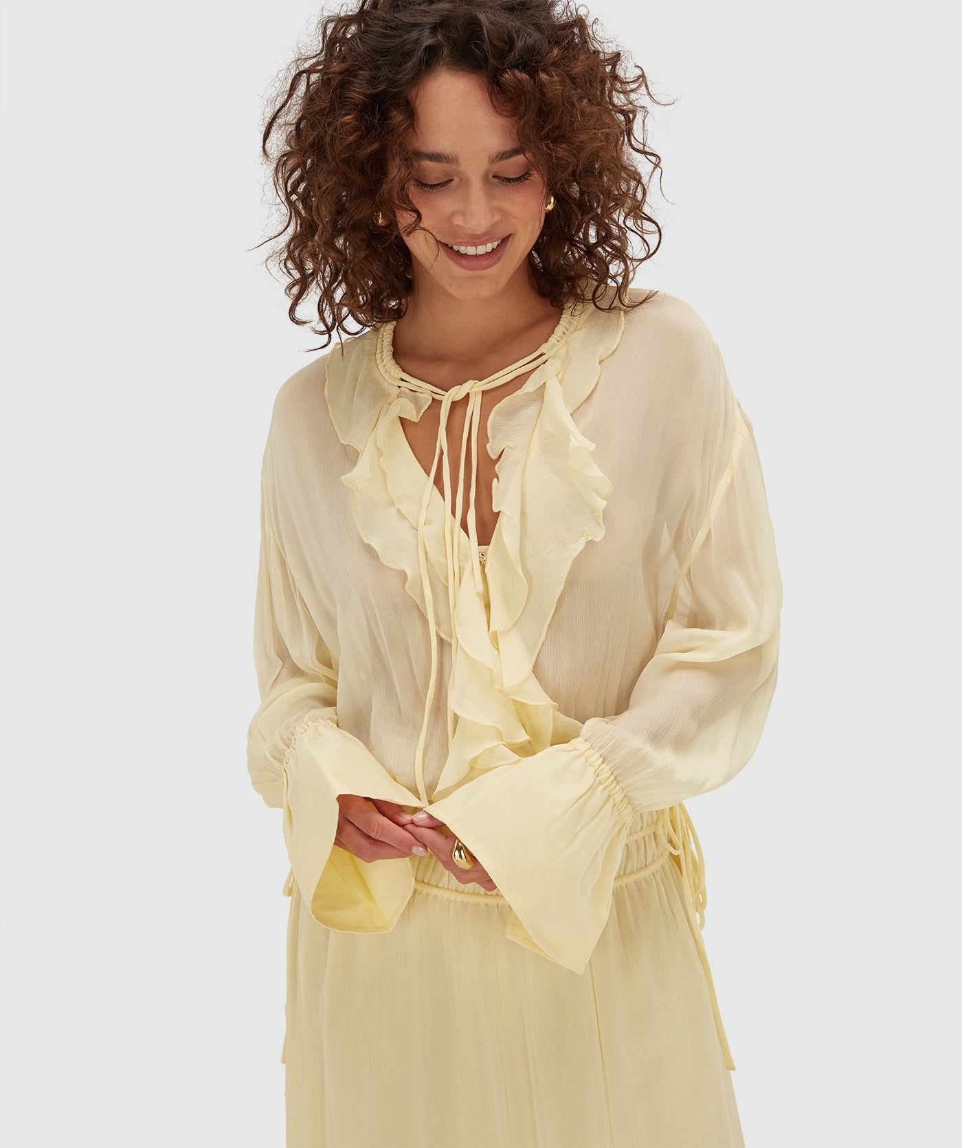 osh V Gisele - Butter Yellow, Detailansicht des Kleides mit Rüschenkragen, Bindeband und fließendem Stoff in Gelb