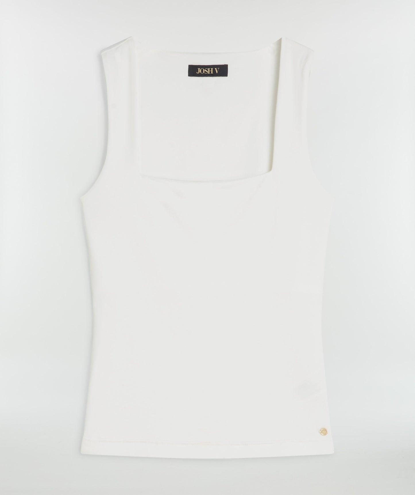 Josh V Linde - Creme White Top in Cremeweiß, Detailaufnahme mit eckigem Ausschnitt und Logo, cleanes Basic für vielseitige Looks
