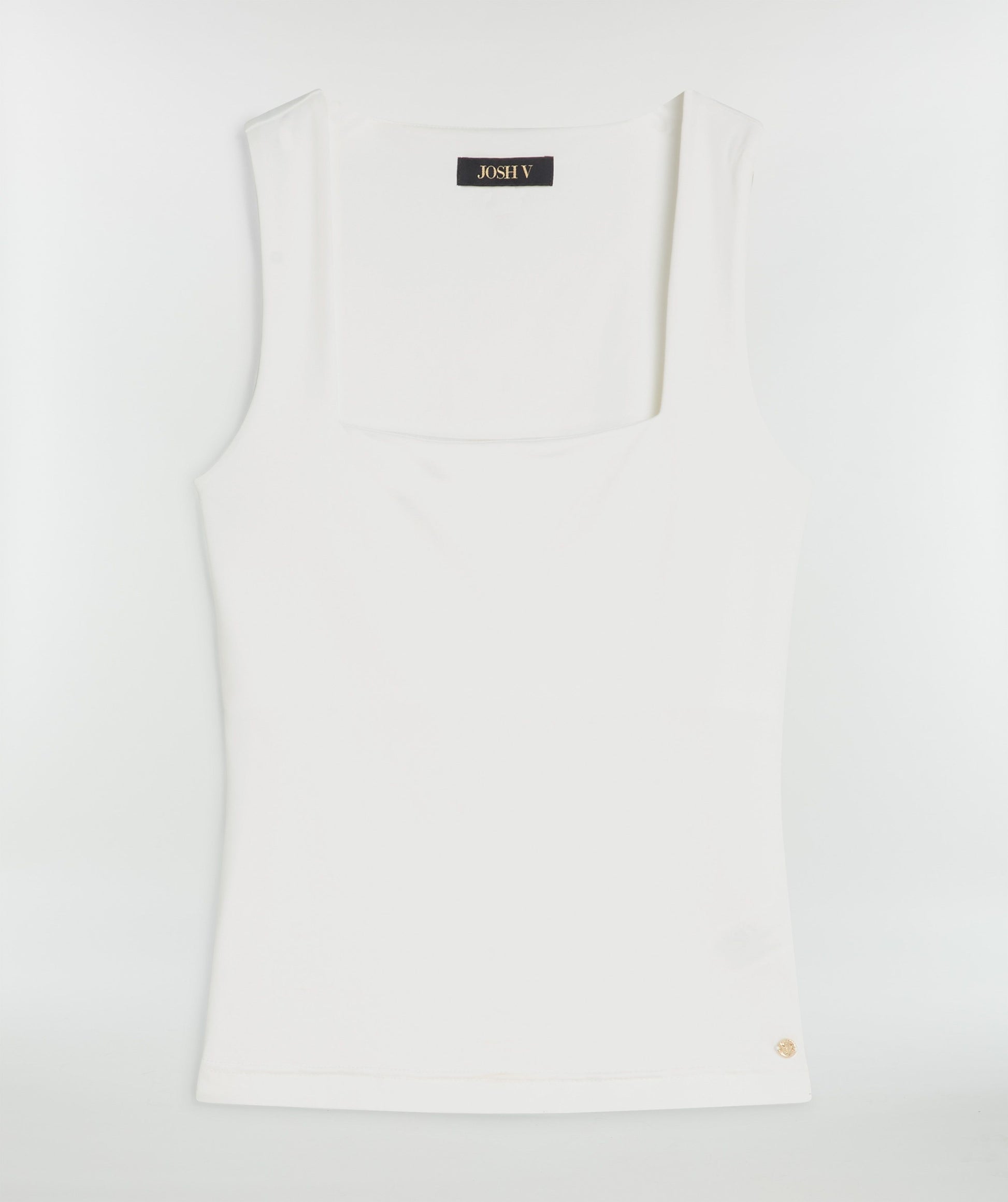 Josh V Linde - Creme White Top in Cremeweiß, Detailaufnahme mit eckigem Ausschnitt und Logo, cleanes Basic für vielseitige Looks