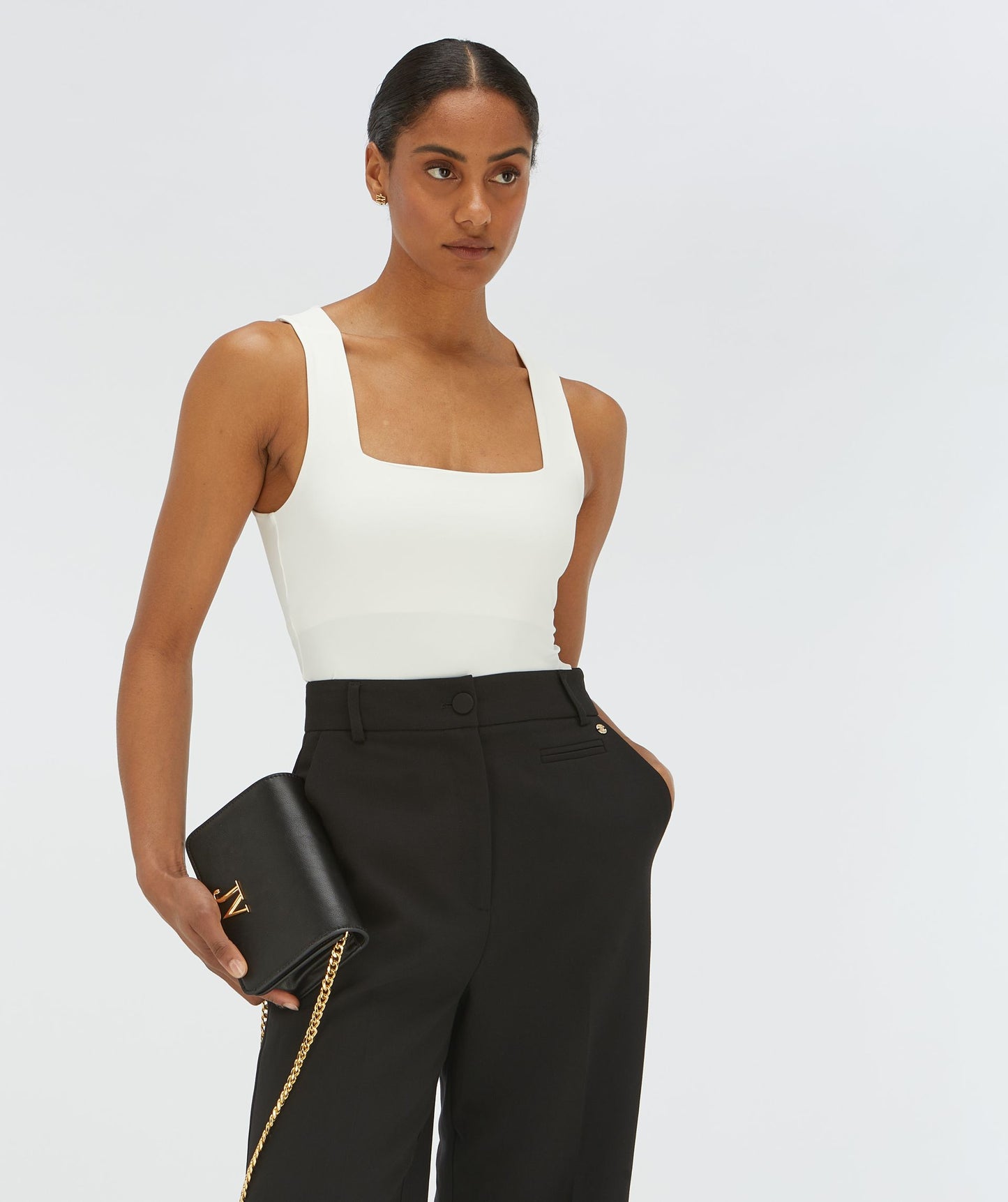 Josh V Linde - Creme White ärmelloses Top mit eckigem Ausschnitt in Cremeweiß, Frontansicht elegant gestylt mit schwarzer Hose und Tasche