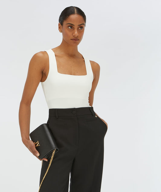 Josh V Linde - Creme White ärmelloses Top mit eckigem Ausschnitt in Cremeweiß, Frontansicht elegant gestylt mit schwarzer Hose und Tasche