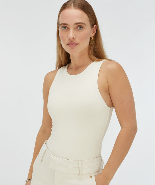 Josh V Lotta - Creme White, eleganter Damen Body in Cremeweiß mit ärmellosem Design und glatter Oberfläche, Frontansicht
