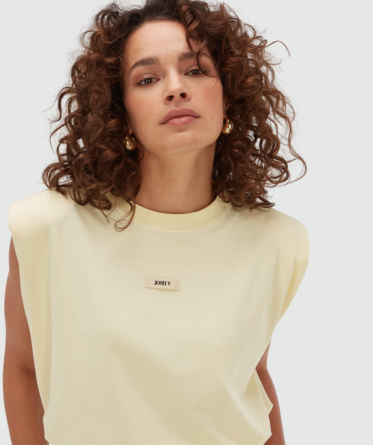 Josh V Sue - Butter Yellow, Detailansicht des Tops mit JOSH V Logo auf der Brust und weichem Stoff in Gelb