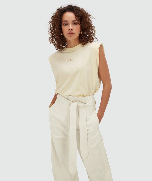 Josh V Sue - Butter Yellow, modernes Damen Top in Buttergelb mit lockerem Schnitt und Logo-Detail, Frontansicht