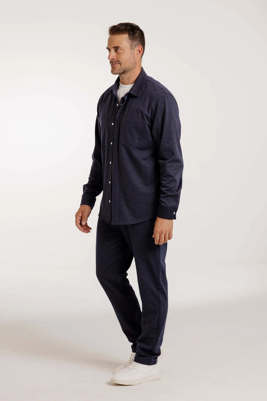 Mann trägt das Kleinigkeit Peter Maffein Shirt Navy Blue mit weißem T-Shirt und passender Hose. Lässiger Look für Freizeit oder Büro.
