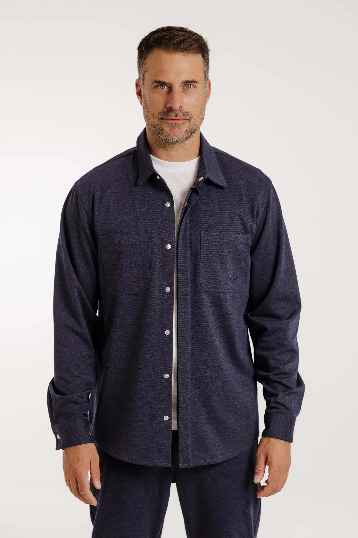 Nahaufnahme eines Mannes im Kleinigkeit Peter Maffein Shirt Navy Blue mit Knopfleiste und Brusttaschen. Elegantes Freizeithemd in Dunkelblau.
