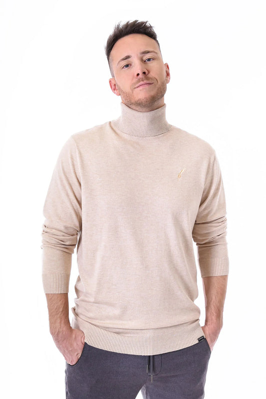 Mann trägt den Kleinigkeit Rolliver Kahn Light Beige Rollkragenpullover mit gerippten Bündchen und dezentem Logo. Stilvoller und bequemer Pullover für Herbst und Winter.