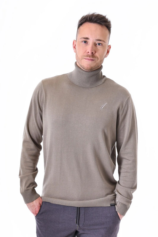 Mann trägt den Kleinigkeit Rolliver Kahn Olive Rollkragenpullover mit gerippten Bündchen und dezentem Logo. Stilvoller und bequemer Pullover für Herbst und Winter.