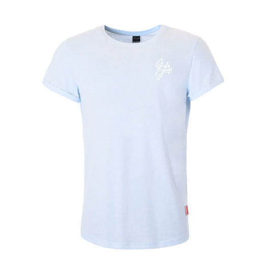 Kleinigkeit Roundcut Shört Gute Jungs White – Stilvolles weißes T-Shirt mit aufgerollten Ärmeln und „Gute Jungs“-Schriftzug auf der Brust. Perfekt für einen lässigen Look.