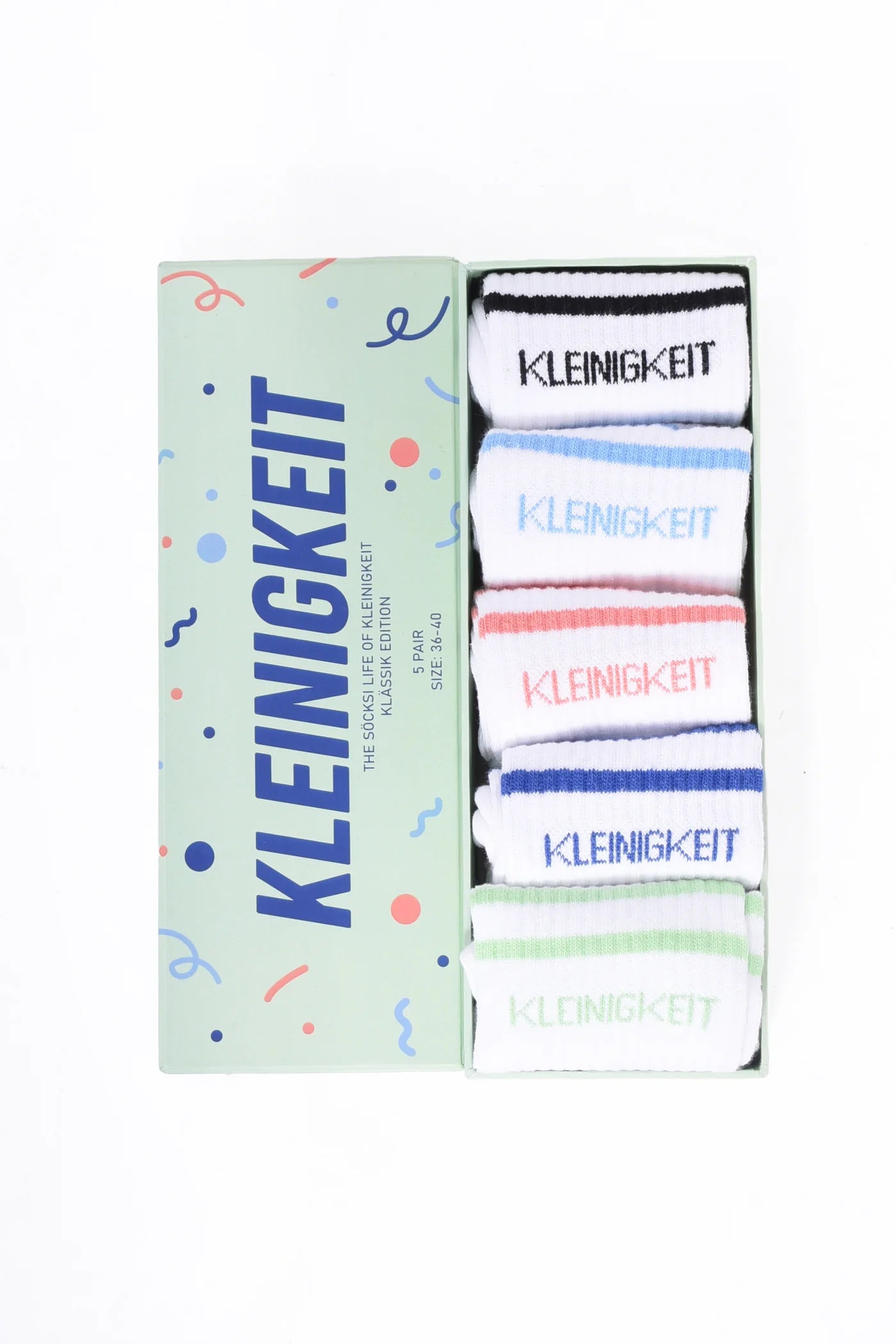 Kleinigkeit Sockenbox Klassik Edition mit fünf Paar Tennissocken in unterschiedlichen Farben und gesticktem Kleinigkeit-Logo.