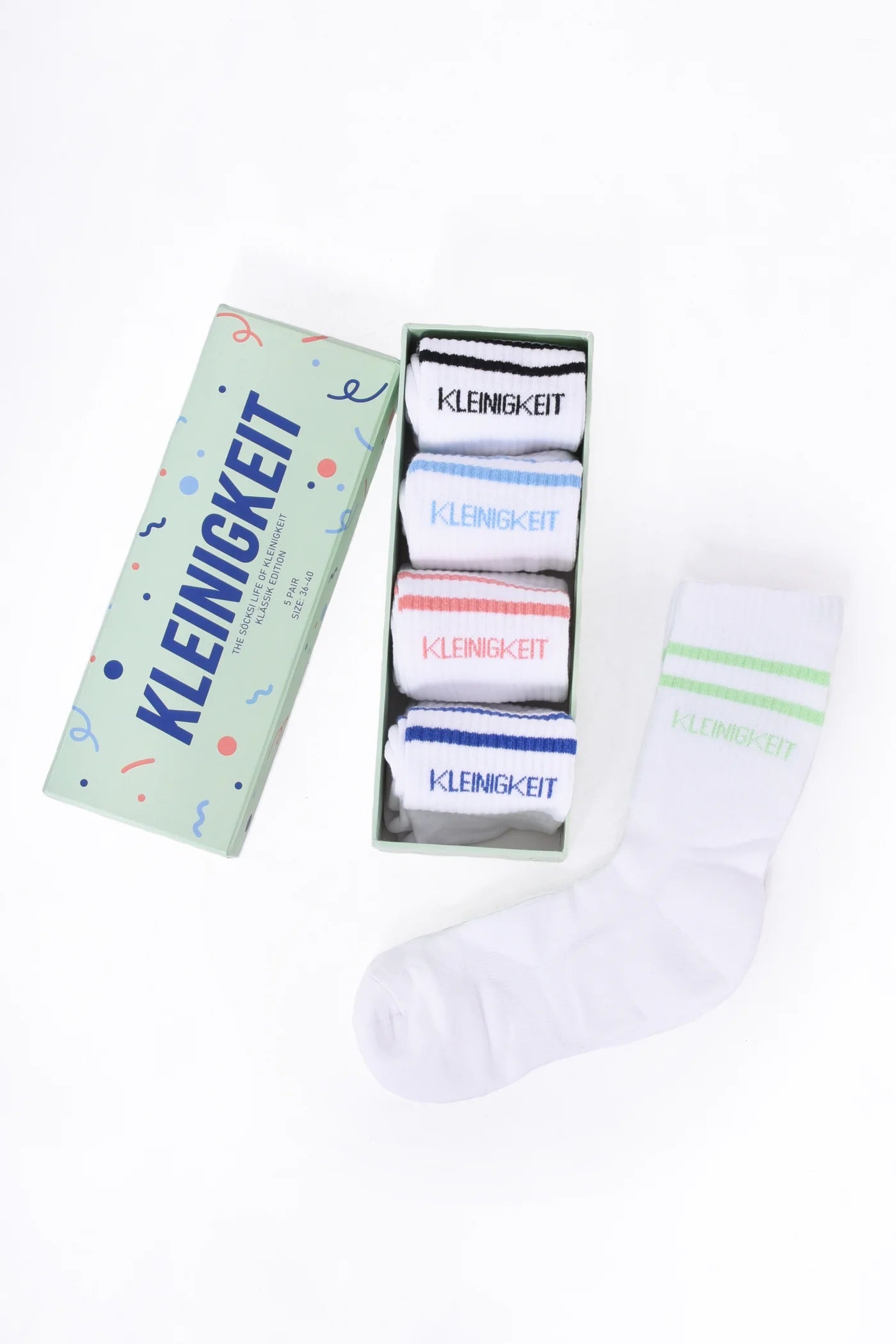 Kleinigkeit Sockenbox mit hohen Tennissocken in fünf verschiedenen Farben, verpackt in einer hochwertigen Box. Perfekt für Komfort und Stil.