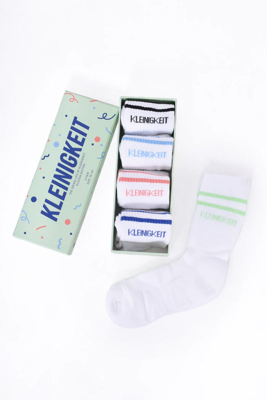 Kleinigkeit Sockenbox mit hohen Tennissocken in fünf verschiedenen Farben, verpackt in einer hochwertigen Box. Perfekt für Komfort und Stil.