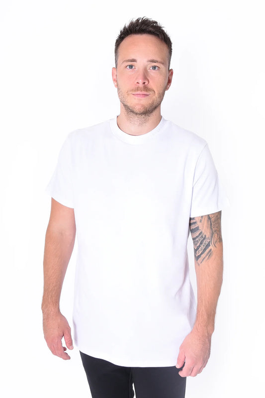 Mann trägt das Kleinigkeit Bastian Feinsteiger White T-Shirt in Weiß mit schlichter Optik und bequemer Passform.