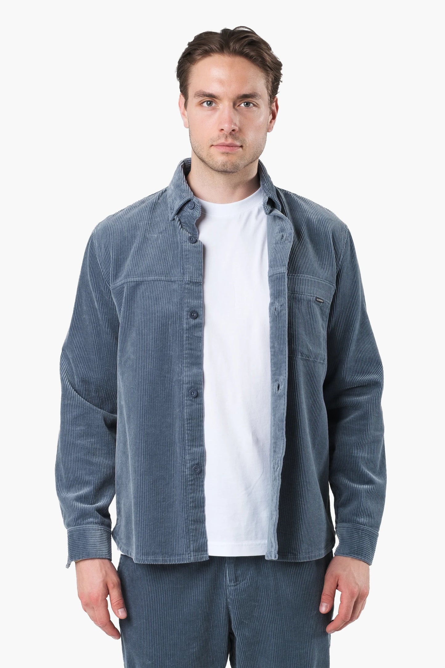Model trägt Kleinigkeit Cord Cobain Storm Blue Hemd in Vorderansicht, blaues Cordhemd für Herren