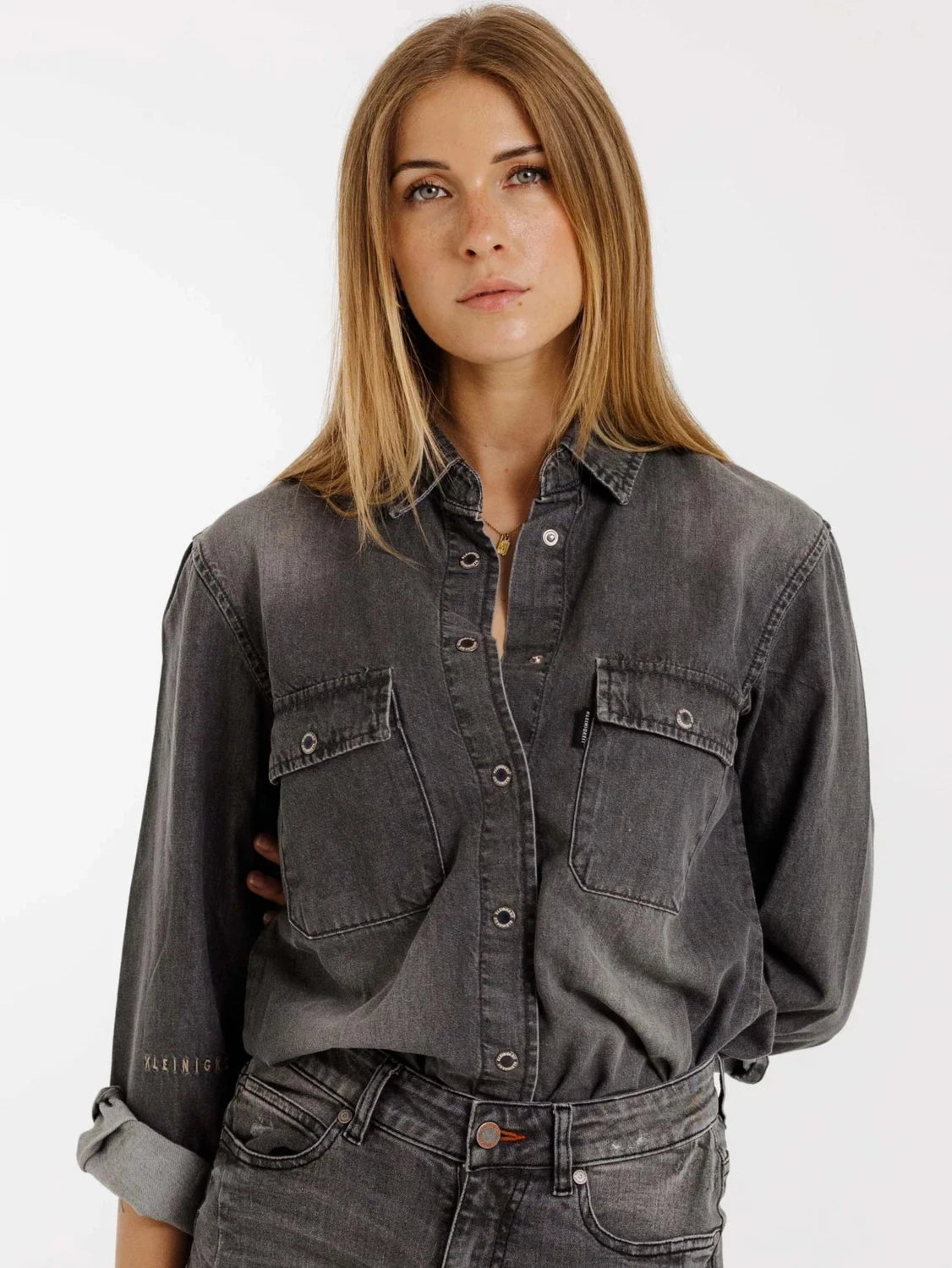 Frontansicht des Kleinigkeit Denim Moore Overshirts, getragen von einem Model. Das Hemd überzeugt durch markante Brusttaschen, dezente Details und einen lässigen Vintage-Stil.