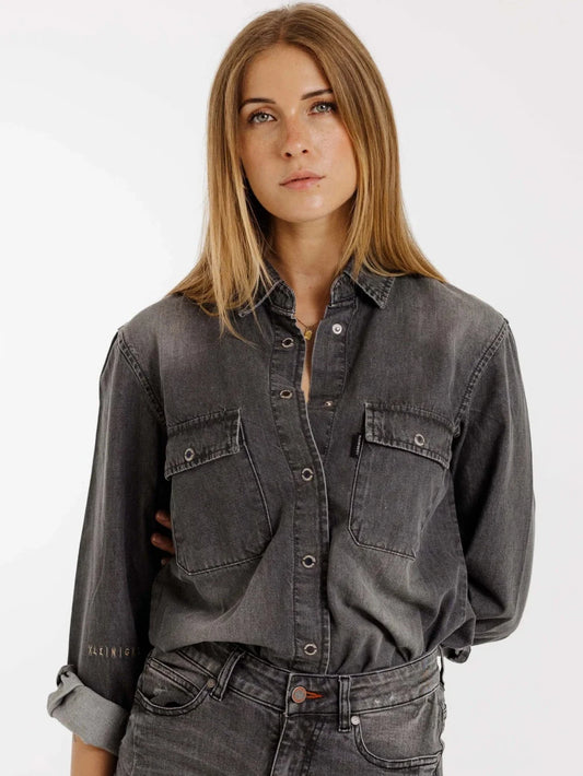 Frontansicht des Kleinigkeit Denim Moore Overshirts, getragen von einem Model. Das Hemd überzeugt durch markante Brusttaschen, dezente Details und einen lässigen Vintage-Stil.